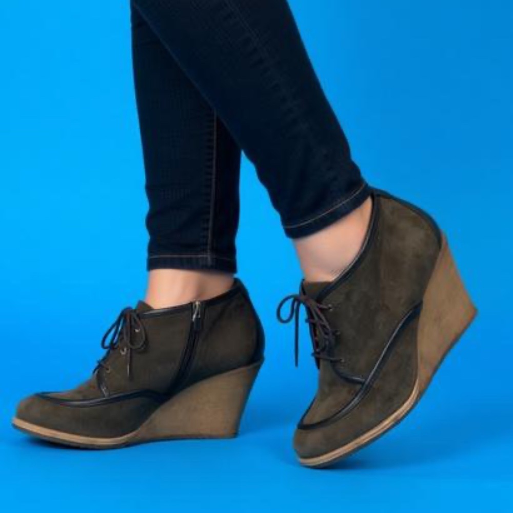 Woman's MICHEL VIVIEN Leather Olive Green Wedge Booties Shoes size 10